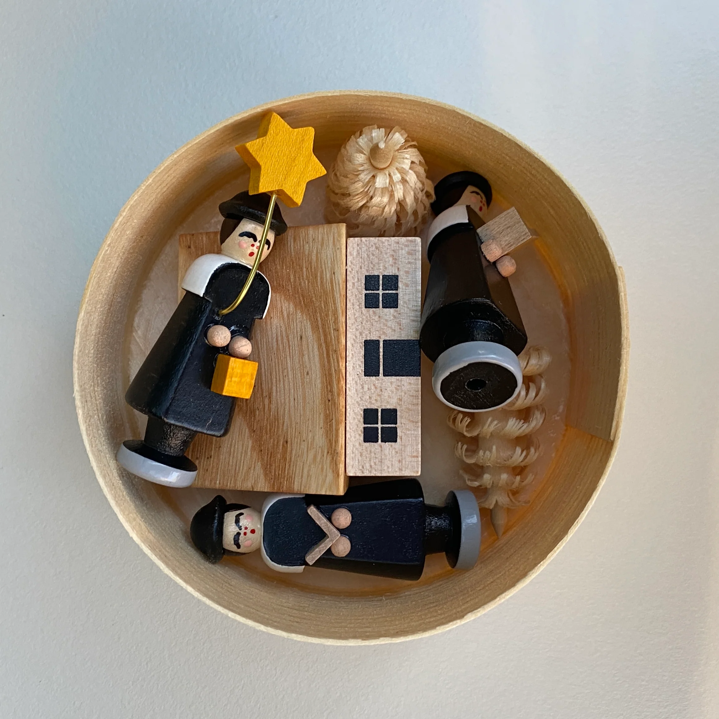 Carol Singers in a Box - Image 2